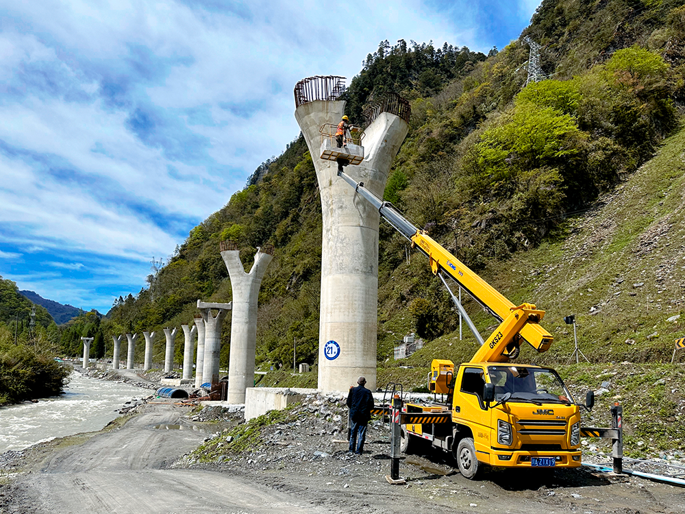 徐工高空作業(yè)車架成四山地軌道“天軌”，顯中國基建實力