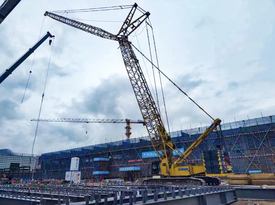 “鋼”鐵的意志！徐工XGC320履帶起重機參建大跨度鋼結構工業廠房