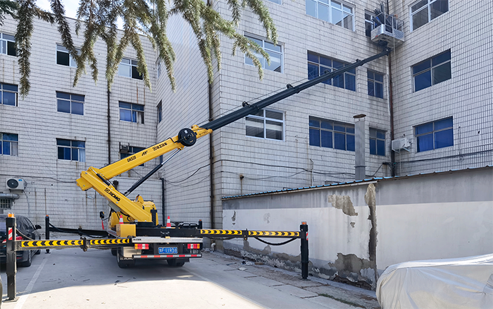 徐工GKS28D高空作業車為樓宇外立面高效精準施工