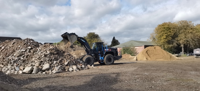 揚綠非洲，徐工XC975-EV砂場工況顯身手