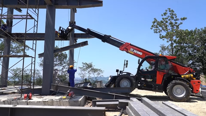 山區“變形記”！徐工XT4018K助力全鋼寺廟建設