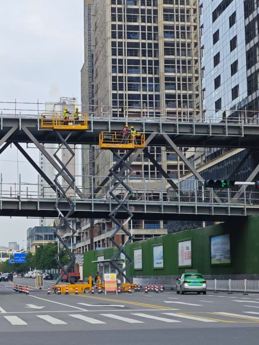 小巧身手大作為！徐工剪叉車助力市政橋梁煥新顏